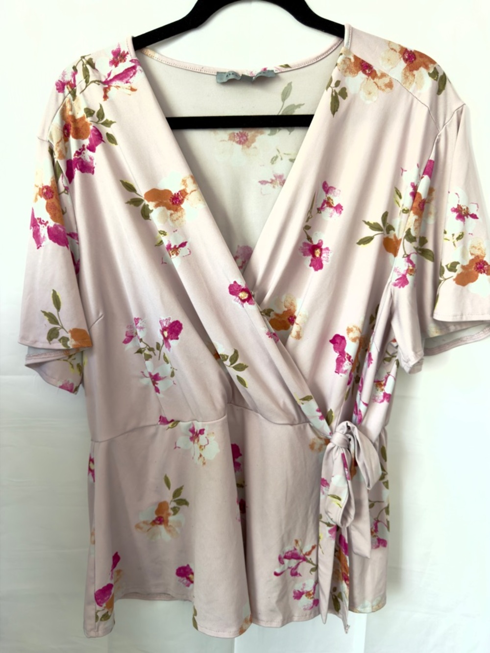 4 with 👚 for $15 Floral Wrap Top 2X Alex & Parker